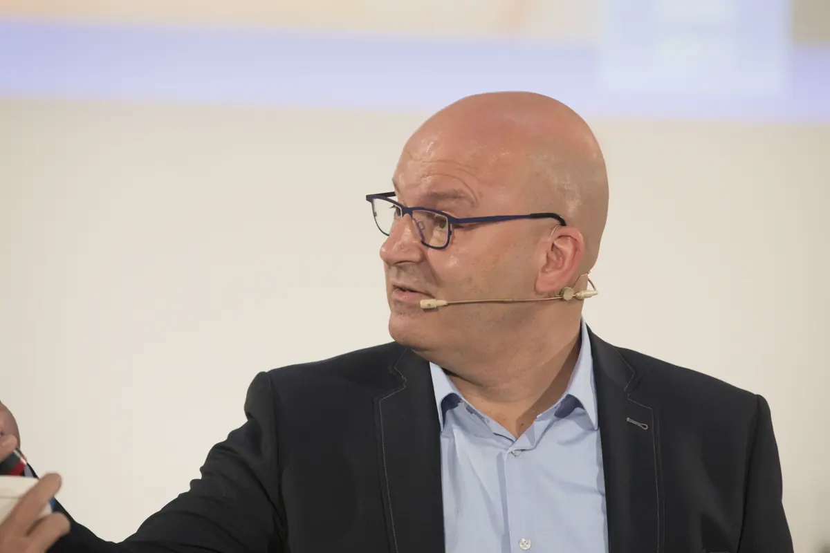 Gert-Jan Jansen met headsetmicrofoon tijdens een bijeenkomst